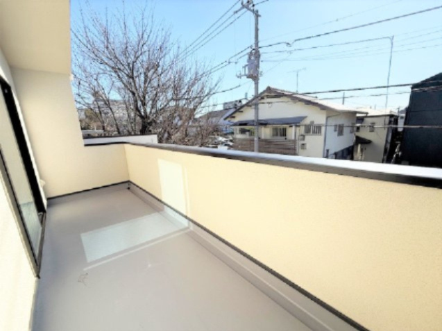 【バルコニー】 | 【仲介手数料３3０万円が無料！！】■豪快な吹抜けリビング前には広々バルコニー | 決算特別キャンペーン！
日本一の家計応援キャンペーン中！
詳細は「物件概要」の「諸費用」欄をご確認下さい。
■豪快な吹抜け天井リビング
■広々バルコニー
■高断熱住宅
■省エネ性能ラベル
■内覧可能