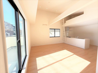 【居間・リビング】 | 【仲介手数料３3０万円が無料！！】■豪快な吹抜けリビング前には広々バルコニー | 決算特別キャンペーン！
日本一の家計応援キャンペーン中！
詳細は「物件概要」の「諸費用」欄をご確認下さい。
■豪快な吹抜け天井リビング
■広々バルコニー
■高断熱住宅
■省エネ性能ラベル
■内覧可能