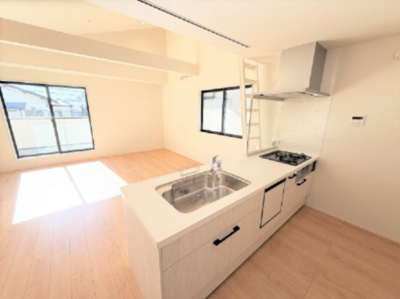 【キッチン】 | 【仲介手数料３3０万円が無料！！】■豪快な吹抜けリビング前には広々バルコニー | 【諸費用３3０万円ＯＦＦキャンペーン中！】
日本一の家計応援キャンペーン中！
■豪快な吹抜け天井リビング
■南道路面、陽当り良好
■広々バルコニー
■高断熱住宅
■省エネ性能ラベル
■内覧可能