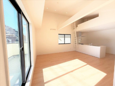 【居間・リビング】 | 【仲介手数料３3０万円が無料！！】■豪快な吹抜けリビング前には広々バルコニー | 【諸費用３３０万円ＯＦＦキャンペーン中！】
日本一の家計応援キャンペーン中！
■豪快な吹抜け天井リビング
■南道路面、陽当り良好
■広々バルコニー
■高断熱住宅
■省エネ性能ラベル
■内覧可能