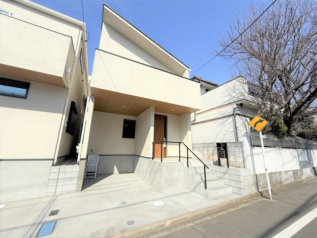 【居間・リビング】 | 【仲介手数料３3０万円が無料！！】■豪快な吹抜けリビング前には広々バルコニー | 【諸費用３３０万円ＯＦＦキャンペーン中！】
日本一の家計応援キャンペーン中！
■豪快な吹抜け天井リビング
■南道路面、陽当り良好
■広々バルコニー
■高断熱住宅
■省エネ性能ラベル
■内覧可能