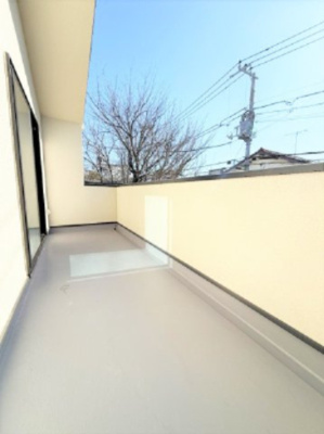 【バルコニー】 | 【仲介手数料３3０万円が無料！！】■豪快な吹抜けリビング前には広々バルコニー | 【諸費用３３０万円ＯＦＦキャンペーン中！】
日本一の家計応援キャンペーン中！
■豪快な吹抜け天井リビング
■南道路面、陽当り良好
■広々バルコニー
■高断熱住宅
■省エネ性能ラベル
■内覧可能