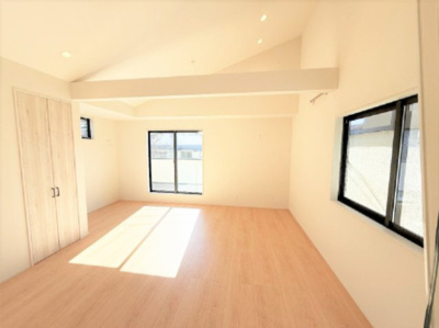 【居間・リビング】 | 【仲介手数料３3０万円が無料！！】■豪快な吹抜けリビング前には広々バルコニー | 【諸費用３３０万円ＯＦＦキャンペーン中！】
日本一の家計応援キャンペーン中！
■豪快な吹抜け天井リビング
■南道路面、陽当り良好
■広々バルコニー
■高断熱住宅
■省エネ性能ラベル
■内覧可能