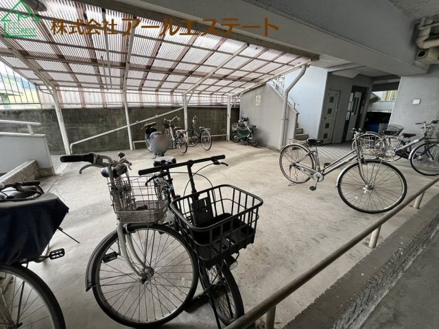 ロワイヤル京見橋の駐車場