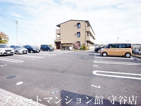 エバーグリーンの駐車場