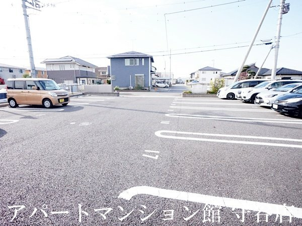 エバーグリーンの駐車場