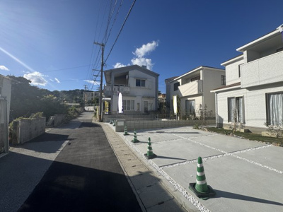 【前面道路含む現地写真】 | 南城市知念久手堅（全4棟）C号棟 | ※南側公道4.3m♪