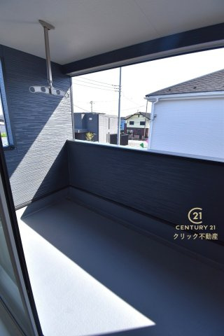 Cradlegarden　 ひたちなか市平磯遠原町　第2　1のバルコニー|インナーバルコニーは洗濯物外干し派の強い味方！天気が変わりやすい季節の外出も安心です。外出が難しい日に出るだけでも気分転換になる、嬉しいスペースです。