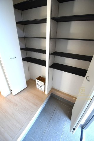 Cradlegarden　 ひたちなか市平磯遠原町　第2　1の玄関|たっぷり入る玄関収納です！扉の中は可動棚ですので、用途に合わせて高さを自由に変えることができます。