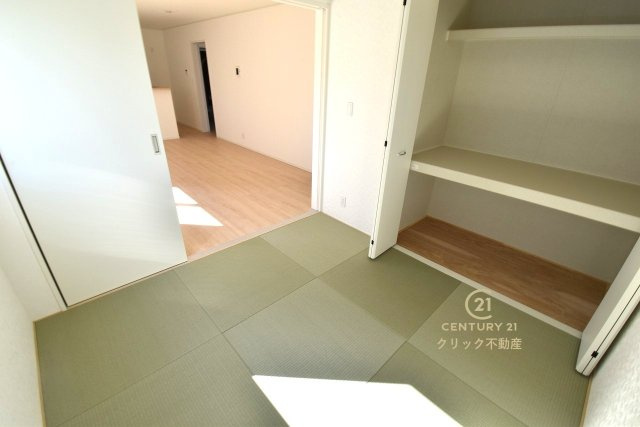Cradlegarden　 ひたちなか市平磯遠原町　第2　1の和室|リビングに隣接する和室です。ペタンと座ったりゴロンと横になったり、寛ぎの場所になります。たっぷりの収納スペースは折戸でデザインしました。