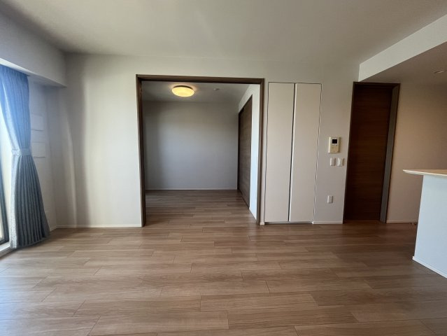 ドレッセ南町田  シエルコートの居間・リビング|隣の洋室扉を開けてつなげて広く使うこともできます。