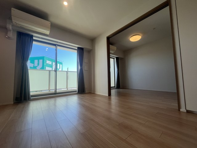 ドレッセ南町田  シエルコートの居間・リビング|隣の洋室扉を開けてつなげて広く使うこともできます。