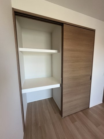 ドレッセ南町田  シエルコートの収納|洋室5.5帖（バルコニー側）