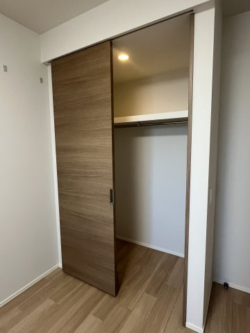 ドレッセ南町田  シエルコートの収納|洋室6.5帖　照明付きです。