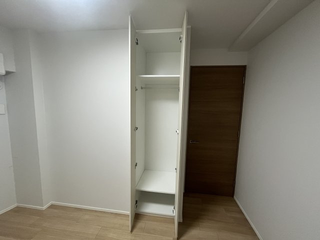 ドレッセ南町田  シエルコートの収納|洋室5.5帖（玄関側）背の高いお洋服も入れられます♪