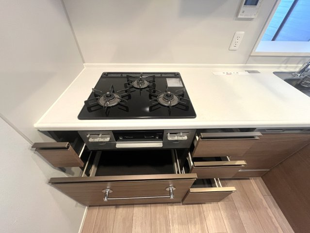 ドレッセ南町田  シエルコートの収納|コンロ下にも収納があります。