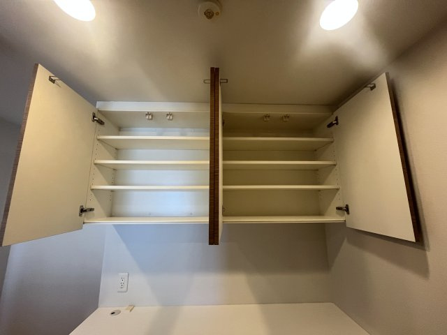 ドレッセ南町田  シエルコートの収納|上部にも棚がありキッチン用品収納に便利。