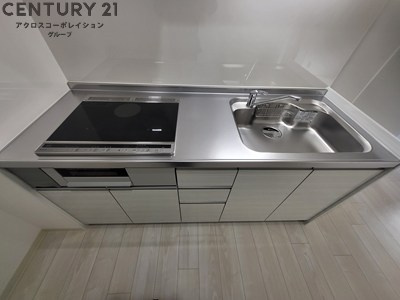 収納豊富なシステムキッチンIHコンロ