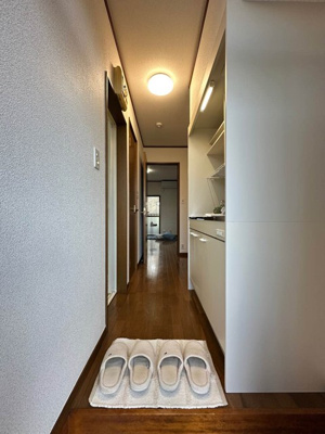 【玄関】 | ハイム愛花D | 玄関から室内への景観です！キッチンの奥に洋室6帖のお部屋があります♪