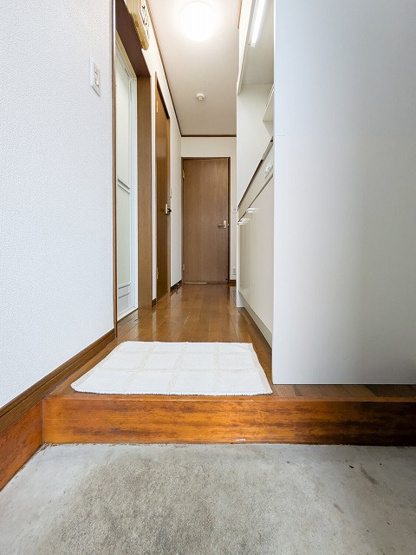 【玄関】 | ハイム愛花D | 玄関から室内への景観です！キッチンの奥に洋室6帖のお部屋があります♪