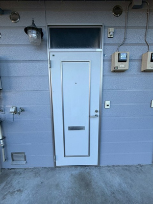 【設備】 | ハイム愛花D | 玄関横にある洗濯機置き場です！専用のカバーを使えば洗濯機が雨に濡れません♪