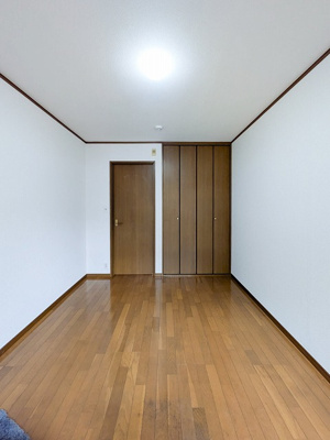 【寝室】 | ハイム愛花D | 南西向き洋室6帖☆収納スペースがあります♪荷物をたっぷり収納できるのでお部屋が片付いて快適に☆