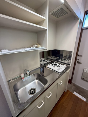 【キッチン】 | ハイム愛花D | 一人暮らしに使い勝手のいいキッチンです☆場所を取るお鍋やお皿もすっきり収納できます♪