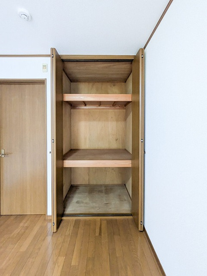 【収納】 | ハイム愛花D | 洋室6帖のお部屋にある収納スペースです！奥行きのある収納で、大きいお荷物も収納できます◎