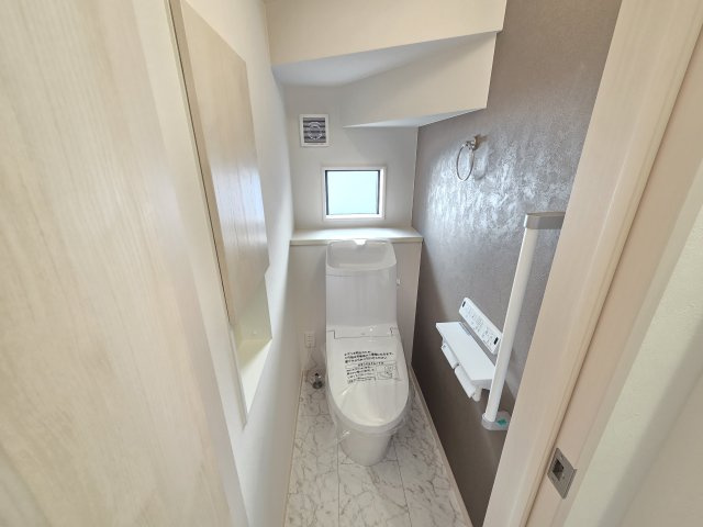 新築　太田市東別所町第8期　1号棟のトイレ|現地写真　トイレは洗浄機能付きです！壁面収納も嬉しいですね♪