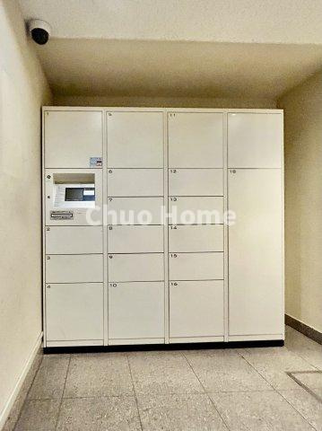 モア・クレスト荒川公園ソレーユ館の設備|【宅配ボックス】在宅時・不在時に関わらず、居住者の代わりに非対面で宅配物を受け取ってくれる便利な設備です。わかりやすくご説明致しますので見学時にはお部屋だけではなく共用部分もぜひチェックしてください。