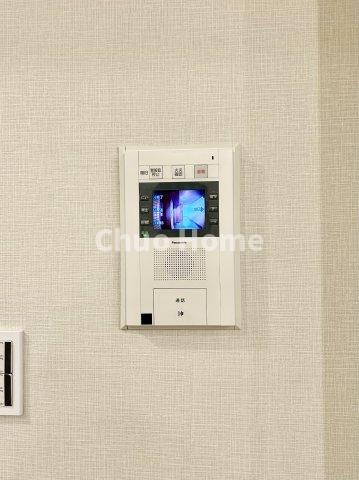 モア・クレスト荒川公園ソレーユ館のセキュリティ|【モニターホン】誰が来たかすぐにわかるカラーモニター付きインターホン。通話ボタンを押すまでは室内の音は漏れていませんので相手を確かめてから応対できます。