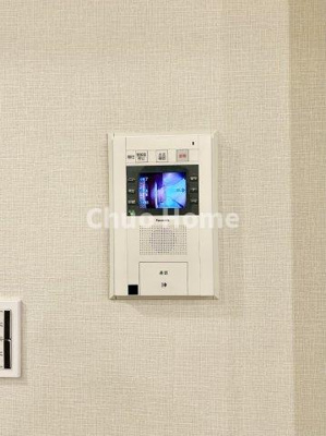 【セキュリティ】 | モア・クレスト荒川公園ソレーユ館 | 【モニターホン】誰が来たかすぐにわかるカラーモニター付きインターホン。通話ボタンを押すまでは室内の音は漏れていませんので相手を確かめてから応対できます。
