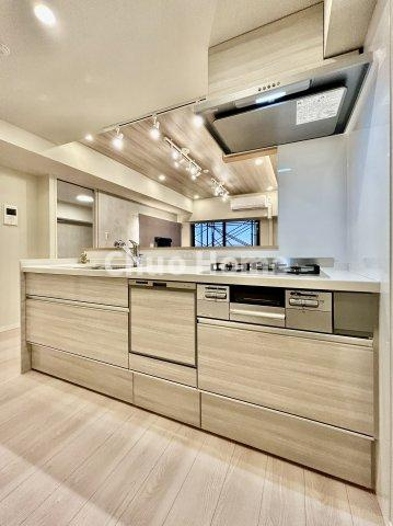 モア・クレスト荒川公園ソレーユ館のキッチン|ワイドで収納豊富なシステムキッチン