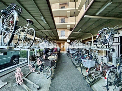 【駐輪場】 | モア・クレスト荒川公園ソレーユ館 | 【自転車置き場】最新の空き状況や費用などの詳細は担当スタッフまでお問い合わせください。