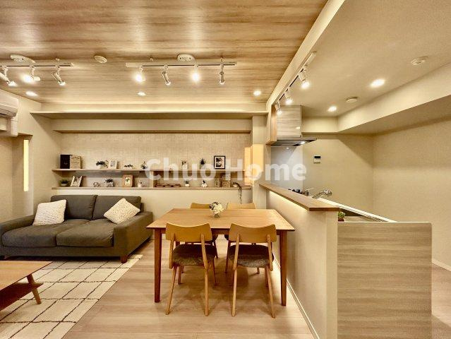 モア・クレスト荒川公園ソレーユ館のキッチン|視界に広がりを生むオープンなキッチン。料理や片付けをしながら、家族との会話を楽しんだり、リビングで遊ぶ子どもを見守れます。ご見学時には家具の配置などもイメージしながらぜひご覧になって見て下さい。