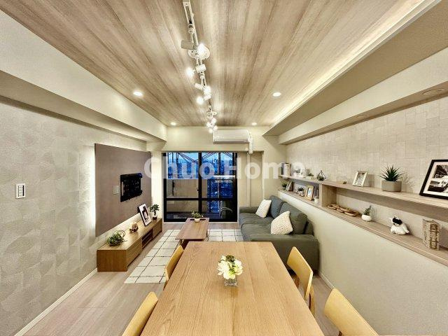 モア・クレスト荒川公園ソレーユ館の居間・リビング|【リビングダイニング】一日の中で多くの時間を過すことになるリビングダイニングだからこそ、いつも穏やかな空間であることが必然。爽やかな通風と採光を存分に感じる事が出来る空間です。