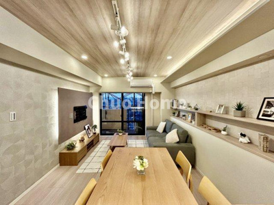 【居間・リビング】 | モア・クレスト荒川公園ソレーユ館 | 【リビングダイニング】一日の中で多くの時間を過すことになるリビングダイニングだからこそ、いつも穏やかな空間であることが必然。爽やかな通風と採光を存分に感じる事が出来る空間です。