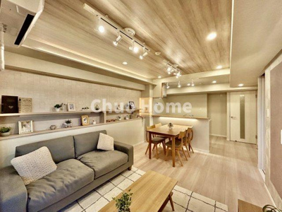 【ダイニング】 | モア・クレスト荒川公園ソレーユ館 | 【ダイニング】忙しい朝でも、しっかり家族が揃って食事をして頂けるゆとりある大きさのダイニングスペース。奥様が作る手料理をカウンター越しに受けとって頂き、テーブルで囲む素敵な時間を存分に愉しんで下さい。