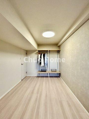 モア・クレスト荒川公園ソレーユ館の寝室|【寝室】心と体をゆったりと安らげる主寝室。寝室のゆとりが大きい分だけ、暮らしの安らぎは深まります。一日の疲れを癒すだけでなく、ご夫婦の親密な語らいを紡ぎ出します