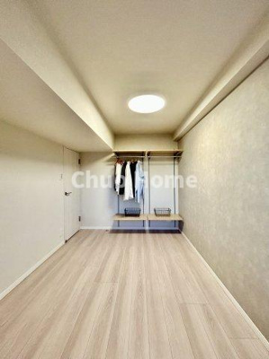 【寝室】 | モア・クレスト荒川公園ソレーユ館 | 【寝室】心と体をゆったりと安らげる主寝室。寝室のゆとりが大きい分だけ、暮らしの安らぎは深まります。一日の疲れを癒すだけでなく、ご夫婦の親密な語らいを紡ぎ出します