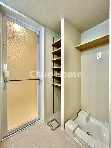 モア・クレスト荒川公園ソレーユ館のランドリースペース|【ランドリースペース】担当者がスケールを持ち歩いておりますので、ご見学時には現在お使いの洗濯機などがきちんと収まるかなどもチェックして下さい。見学前に測っておくと非常に便利だと思います。