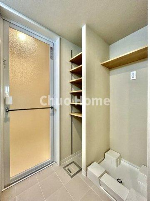 【ランドリースペース】 | モア・クレスト荒川公園ソレーユ館 | 【ランドリースペース】担当者がスケールを持ち歩いておりますので、ご見学時には現在お使いの洗濯機などがきちんと収まるかなどもチェックして下さい。見学前に測っておくと非常に便利だと思います。