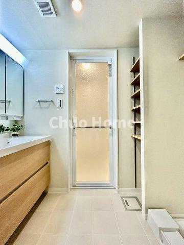 モア・クレスト荒川公園ソレーユ館の脱衣所|【洗面所】明るい洗面所は朝をすっきりさせてくれる空間です。バタバタしている忙しい朝でも収納が多い洗面台では短い時間で効率良く支度ができます。