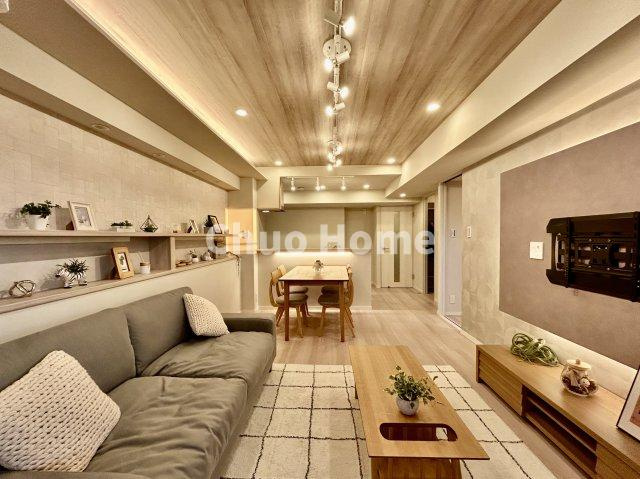 モア・クレスト荒川公園ソレーユ館の居間・リビング|【居間・リビング】「ＬＤＫは家族団らんをデザイン」広いＬＤＫでは家族が集まり一緒の時間を過ごせる工夫がされております。何気ない一日の当たり前のひとコマがいつか一生の宝物になります