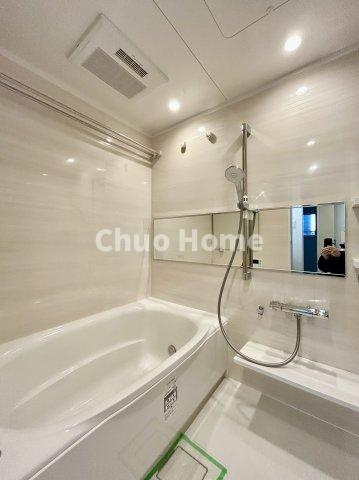 モア・クレスト荒川公園ソレーユ館の浴室|【バスルーム】暖房換気乾燥機付きシステムバスルーム。暖房・冷風・換気・乾燥など、毎日を快適に過ごせるうれしい機能が揃っています。雨の日の洗濯物も安心です。