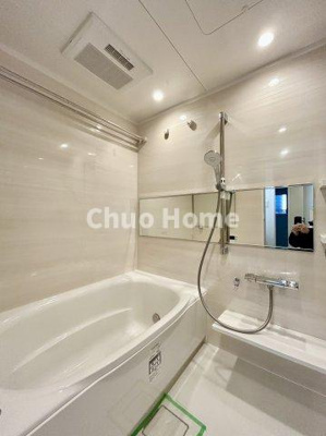 【浴室】 | モア・クレスト荒川公園ソレーユ館 | 【バスルーム】暖房換気乾燥機付きシステムバスルーム。暖房・冷風・換気・乾燥など、毎日を快適に過ごせるうれしい機能が揃っています。雨の日の洗濯物も安心です。