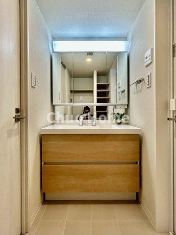 モア・クレスト荒川公園ソレーユ館の独立洗面台|【洗面化粧台】洗面化粧台には三面鏡を採用。身だしなみを整えやすい事はもちろんですが、鏡の後ろに収納スペースを設ける事により、散らかりやすい洗面スペースをすっきりさせる事が出来るのも嬉しいですね