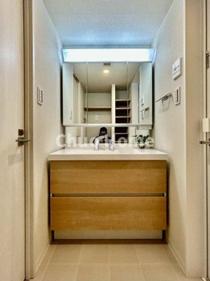 【独立洗面台】 | モア・クレスト荒川公園ソレーユ館 | 【洗面化粧台】洗面化粧台には三面鏡を採用。身だしなみを整えやすい事はもちろんですが、鏡の後ろに収納スペースを設ける事により、散らかりやすい洗面スペースをすっきりさせる事が出来るのも嬉しいですね