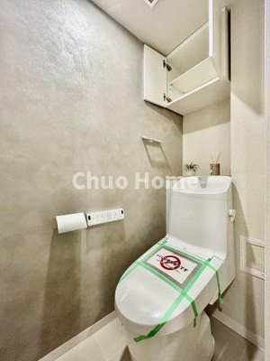 【トイレ】 | モア・クレスト荒川公園ソレーユ館 | 【トイレ】 収納スペースをしっかりと確保した温水洗浄便座機能付きトイレ。温水洗浄便座は清潔にお使いいただくための大切なアイテムです。