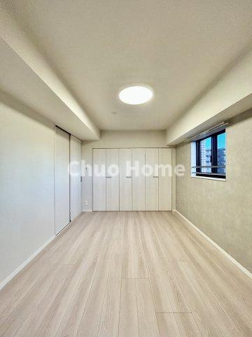 モア・クレスト荒川公園ソレーユ館の洋室|【洋室】快適に過ごす条件は、一人ひとり違います。だからこそ飾り過ぎないシンプルな内装と偏り過ぎないデザインで統一しております。居住していく中でオーナー様だけの【マイホーム】に創り上げて下さい